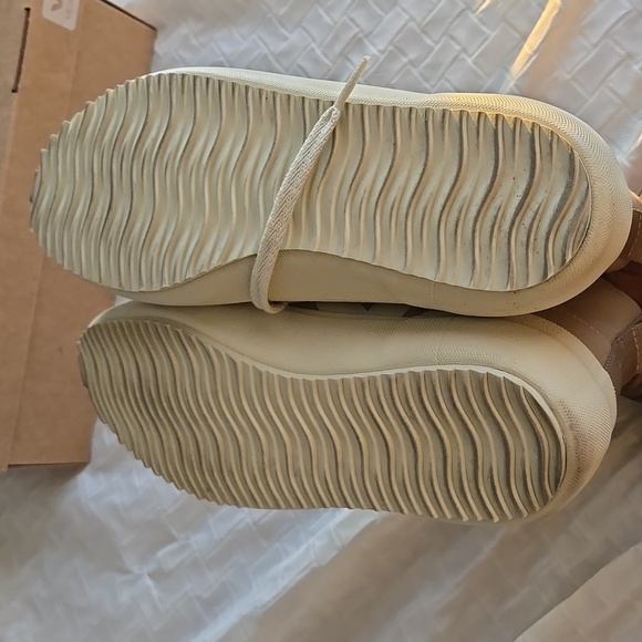 Veja Tan and Cream Women's Sneakers - Picture 7 of 10